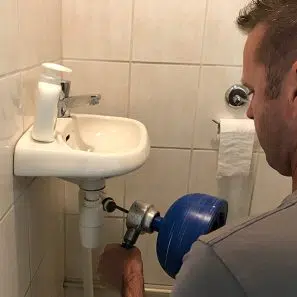 Wastafel afvoer ontstoppen